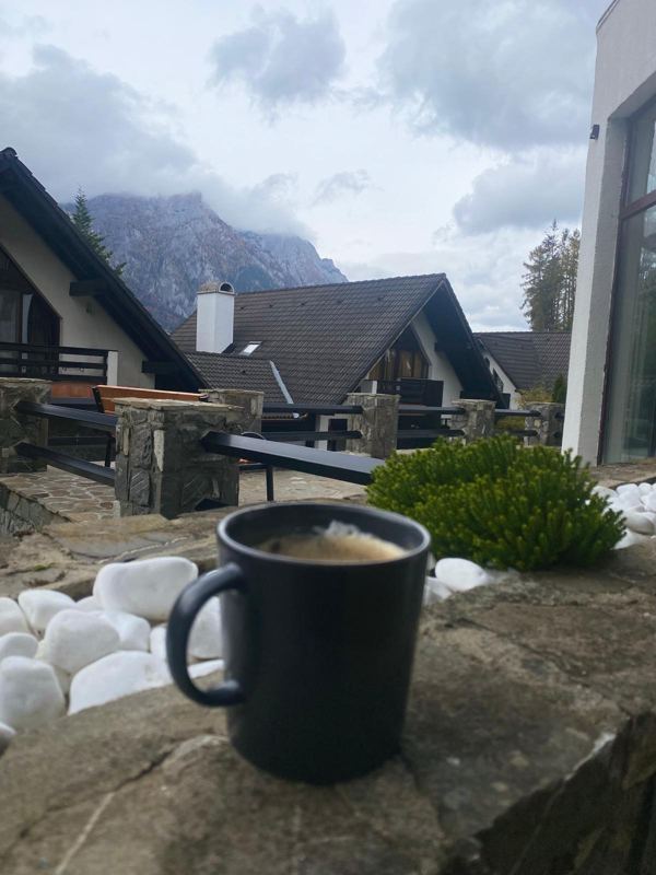 Cafea cu Bucegii în nori