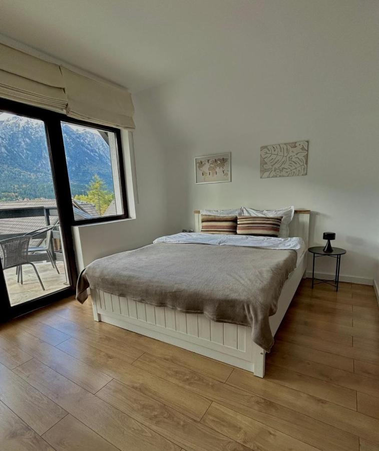 Dormitor luminos cu acces direct la terasă