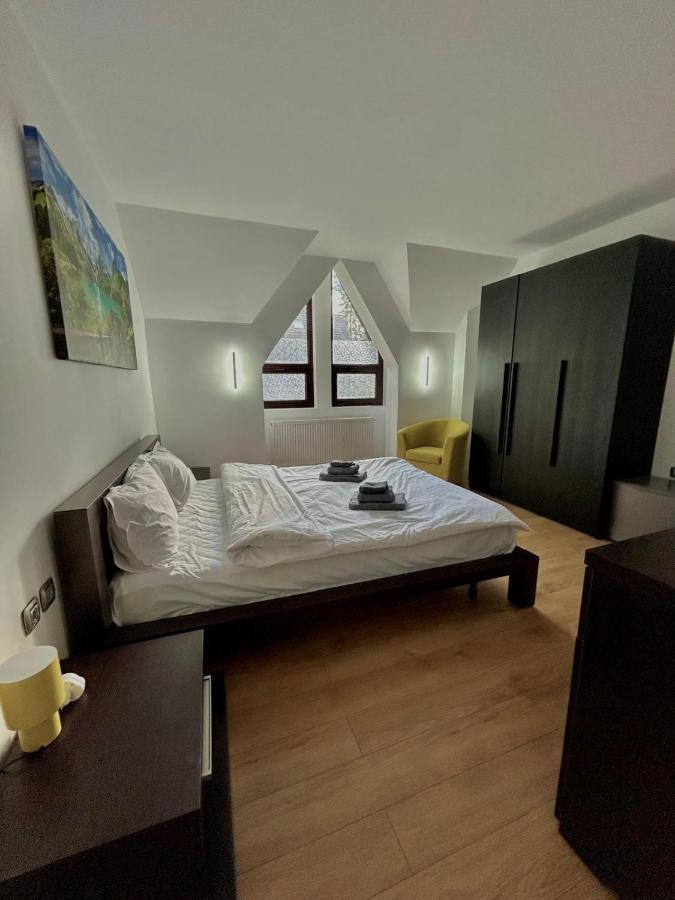Dormitor cu pat matrimonial, dulap și tablou